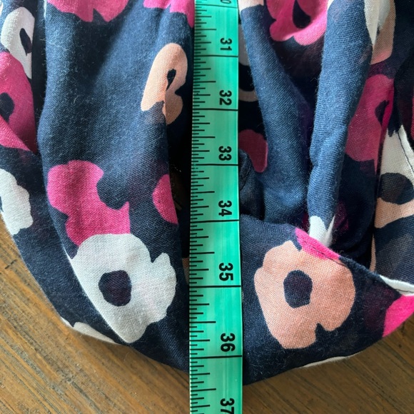 Gap size OS bundle of four infinity scarves - Picture 15 of 16